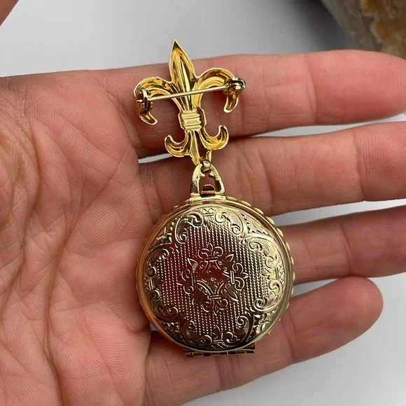 Coro Pegasus locket brooch 🔥 - Picture 8 of 8